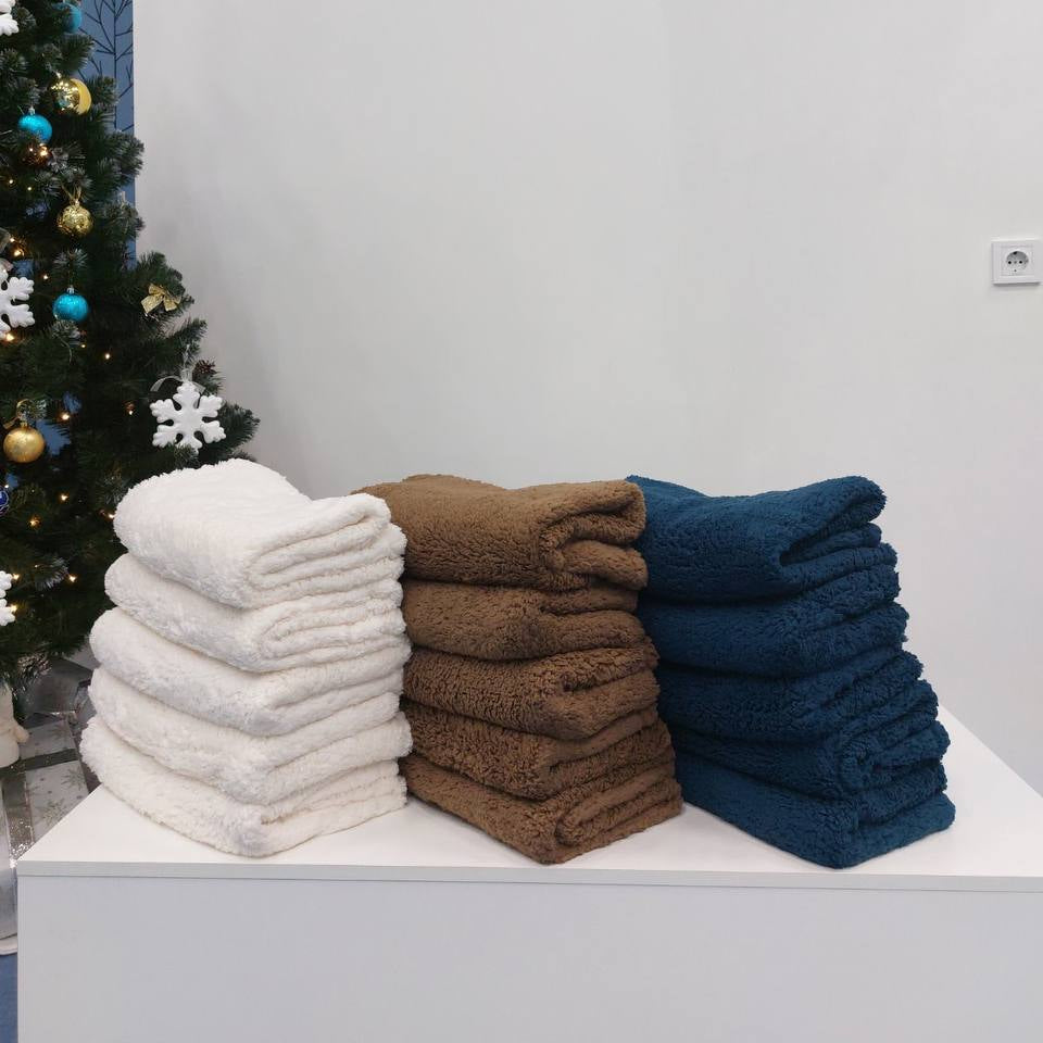 Cozy textured pet blankets made of Teddy fabric, soft dog and cat bed cover in custom sizes